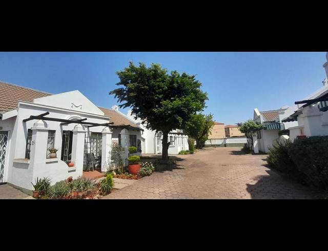 2 BEDROOM TOWNHOUSE FOR SALE IN DIE HOEWES